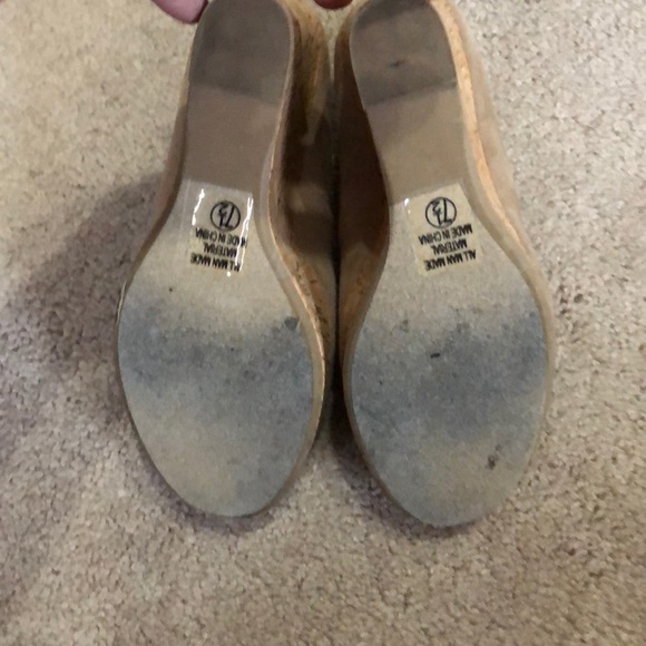Tan peek toe wedges - Picture 3 of 3